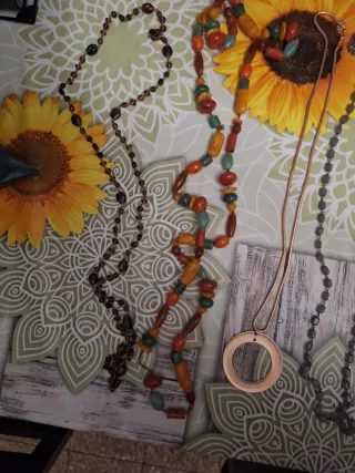 Collares de bisutería multicolor y plata todos 3€