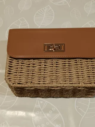 Bolso de rafia con asa de cuentas