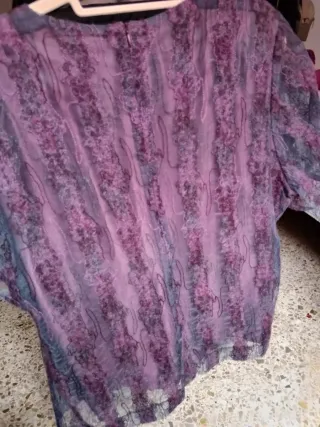 Blusa elegante morada y gris