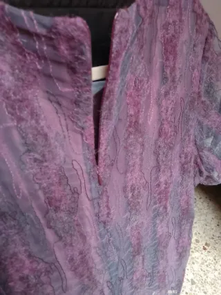 Blusa elegante morada y gris