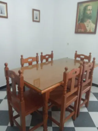 Mueble de madera con vitrina y cajones