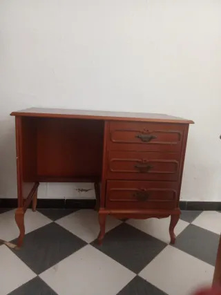 Mueble de madera con vitrina y cajones