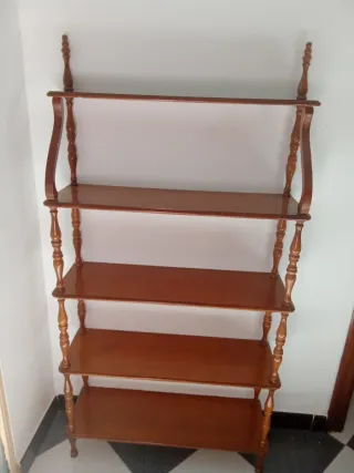 Mueble de madera con vitrina y cajones