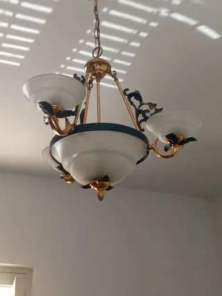 Mueble de madera con vitrina y cajones