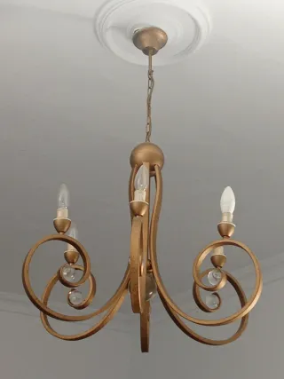 Mueble de madera con vitrina y cajones