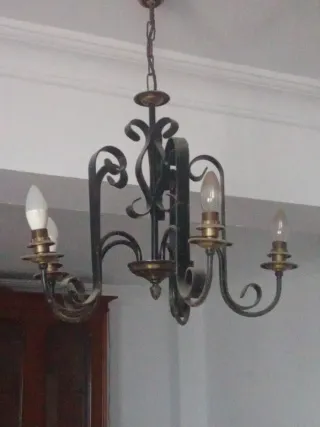 Mueble de madera con vitrina y cajones