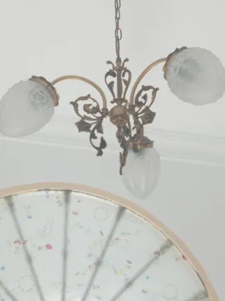 Mueble de madera con vitrina y cajones