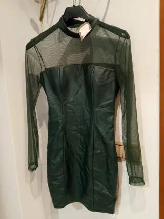 Vestido verde de malla y efecto piel