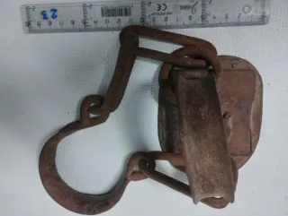 Antigua cerradura de grillete oxidada