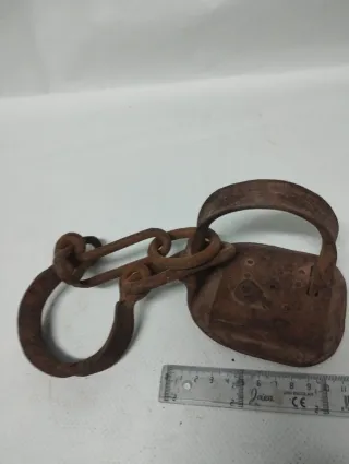 Antigua cerradura de grillete oxidada