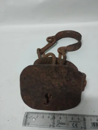 Antigua cerradura de grillete oxidada