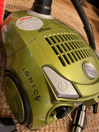 Aspirador Ufesa 2200W con Accesorios