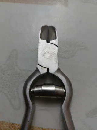 Tijeras para uñas y cutículas