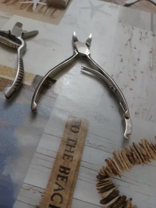 Tijeras para uñas y cutículas