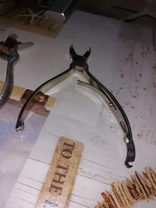 Tijeras para uñas y cutículas