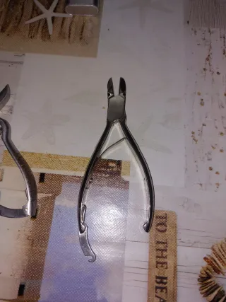 Tijeras para uñas y cutículas