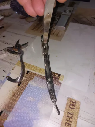 Tijeras para uñas y cutículas