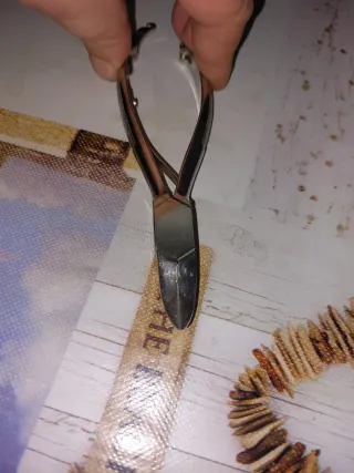 Tijeras para uñas y cutículas