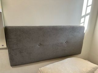 Cabecero de tela gris
