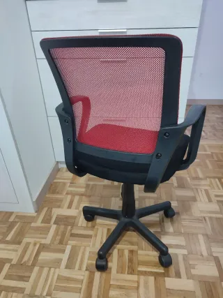 Silla de oficina ergonómica negra y roja