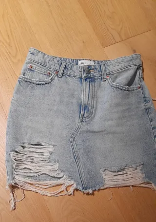 Minifalda vaquera Zara desgastada
