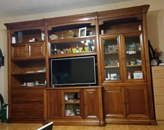 Mueble de salón de madera y cristal