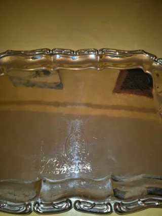 Bandeja de metal plateada con asas