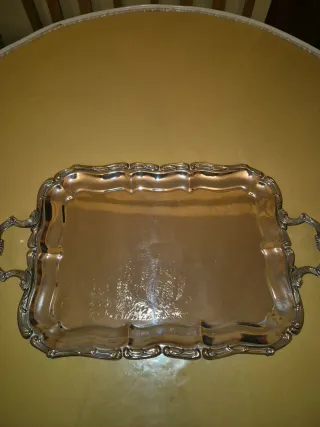 Bandeja de metal plateada con asas