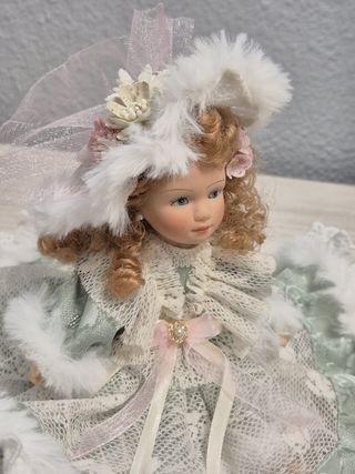 Muñeca de porcelana con vestido de encaje