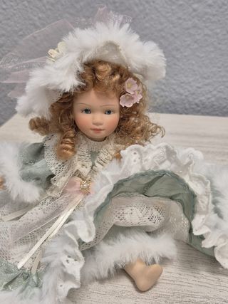 Muñeca de porcelana con vestido de encaje