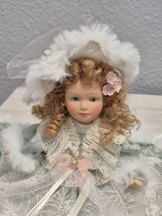 Muñeca de porcelana con vestido de encaje