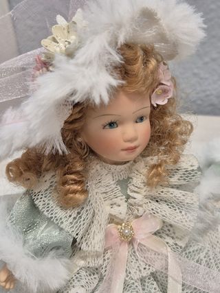 Muñeca de porcelana con vestido de encaje
