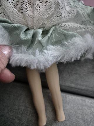 Muñeca de porcelana con vestido de encaje