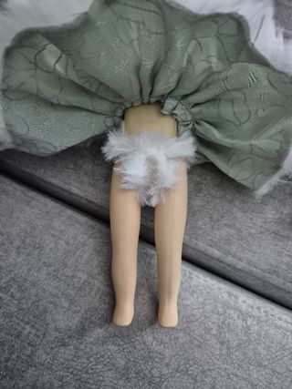 Muñeca de porcelana con vestido de encaje