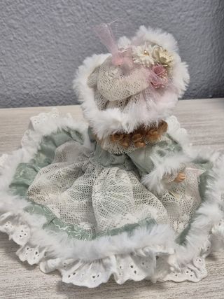 Muñeca de porcelana con vestido de encaje