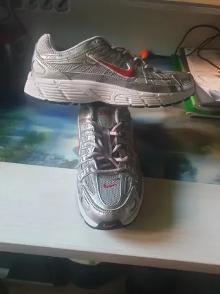 Zapatillas Nike P6000 plateadas y rojas talla 38.
