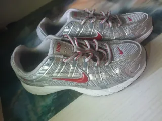 Zapatillas Nike P6000 plateadas y rojas talla 38.