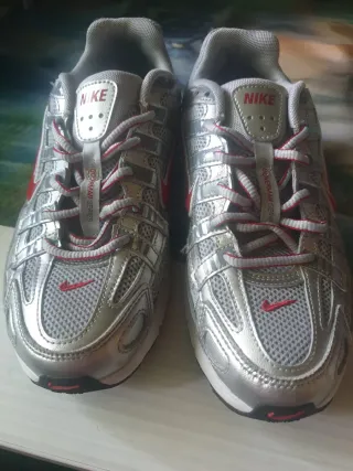 Zapatillas Nike P6000 plateadas y rojas talla 38.