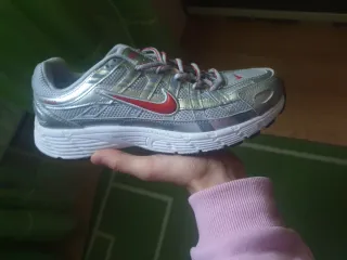 Zapatillas Nike P6000 plateadas y rojas talla 38.