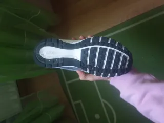 Zapatillas Nike P6000 plateadas y rojas talla 38.