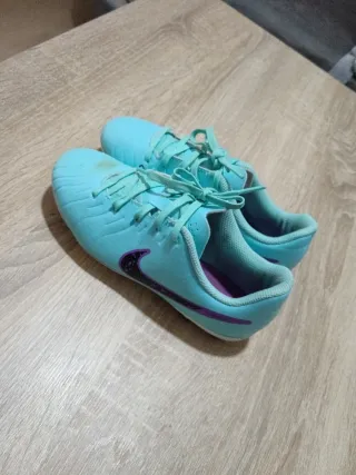 Botas de fútbol niño turquesa