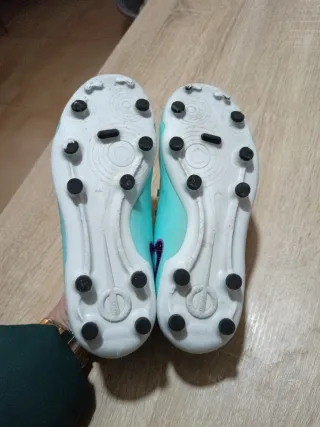 Botas de fútbol niño turquesa