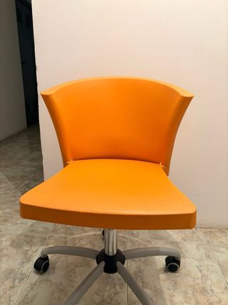 Silla de oficina naranja con ruedas