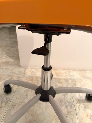Silla de oficina naranja con ruedas