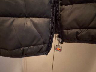 Cazadora Ellesse verde con capucha.