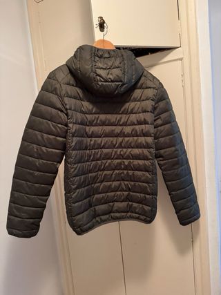 Cazadora Ellesse verde con capucha.