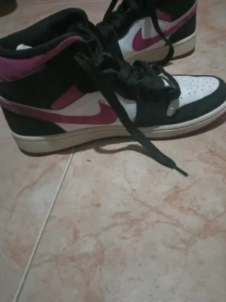 Jordan 1 Mid Negro Rosa Blanco