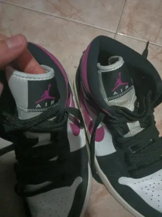 Jordan 1 Mid Negro Rosa Blanco