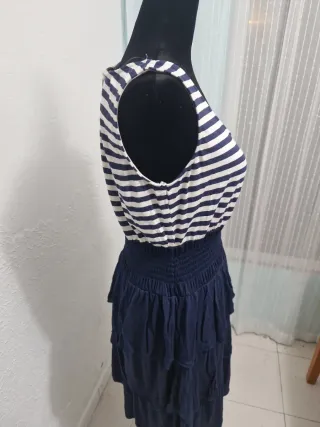 Vestido de verano azul y blanco