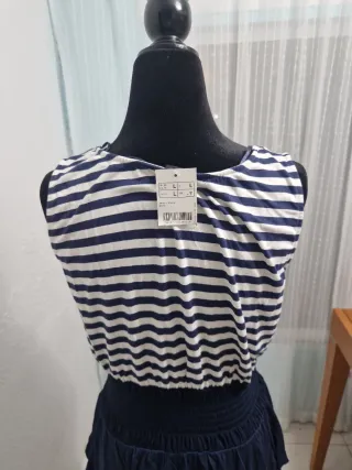 Vestido de verano azul y blanco